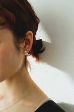 画像をギャラリービューアに読み込む, スモールフリル シルバーピアス Silver925

