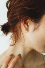 画像をギャラリービューアに読み込む, スモールフリル シルバーピアス Silver925
