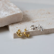 画像をギャラリービューアに読み込む, スモールフリル シルバーピアス Silver925
