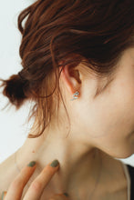 画像をギャラリービューアに読み込む, スモールフリル シルバーピアス Silver925
