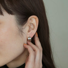 画像をギャラリービューアに読み込む, カーブプレート シルバーピアス Silver925
