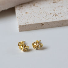 画像をギャラリービューアに読み込む, スモールフリル シルバーピアス Silver925
