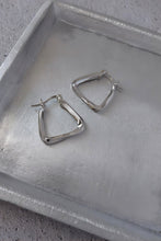 画像をギャラリービューアに読み込む, トラぺゾイド シルバーピアス Silver925
