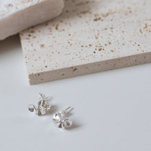 画像をギャラリービューアに読み込む, スモールフリル シルバーピアス Silver925
