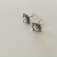 画像をギャラリービューアに読み込む, スモールアンティーク シルバーピアス Silver925
